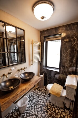 슈피리어 더블룸 또는 트윈룸 (King) | 욕실 | 샤워 시설, 헤어드라이어