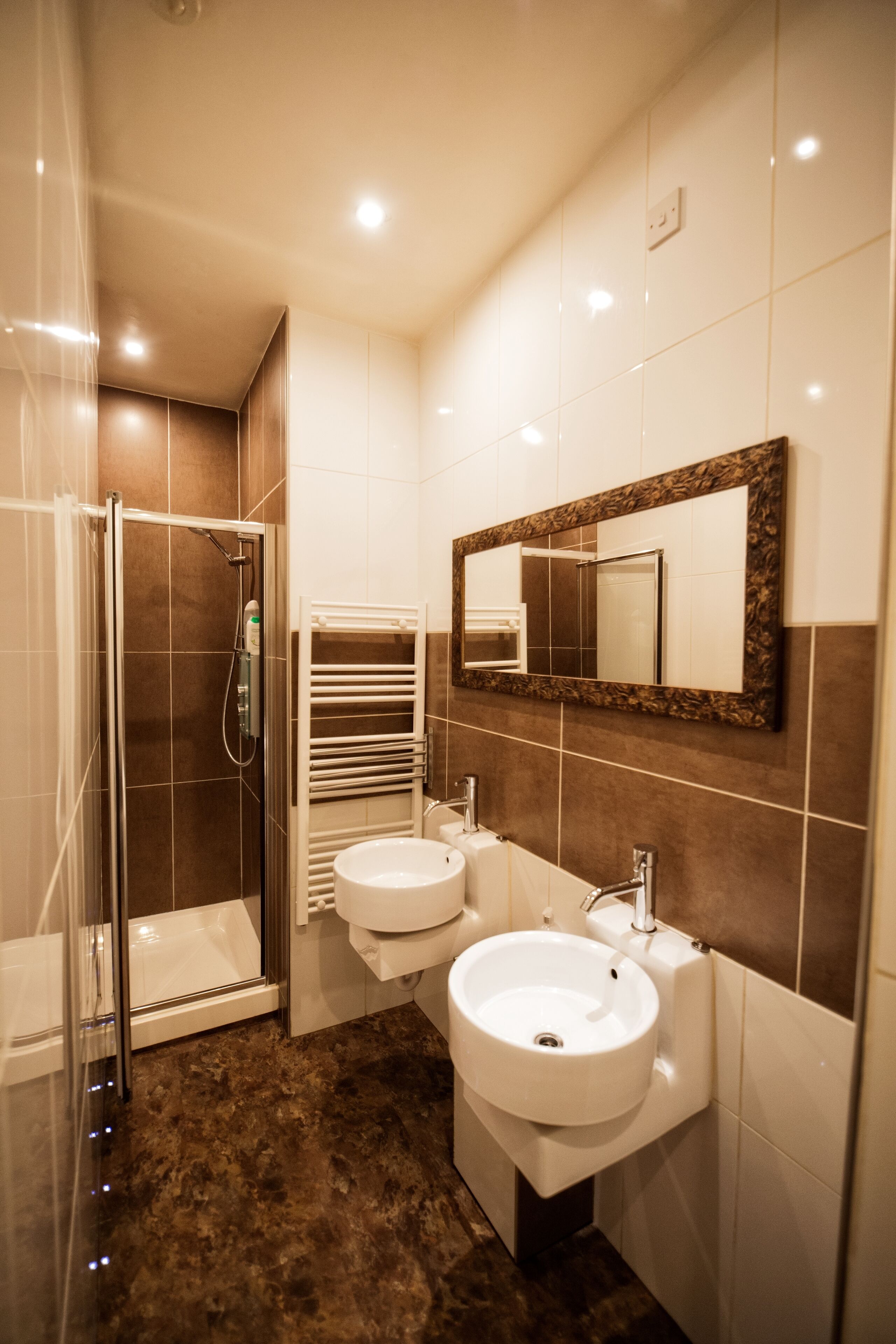 Habitación de diseñador-1 cama matrimonial o 2 individuales | Baño | Regadera y secadora de cabello 