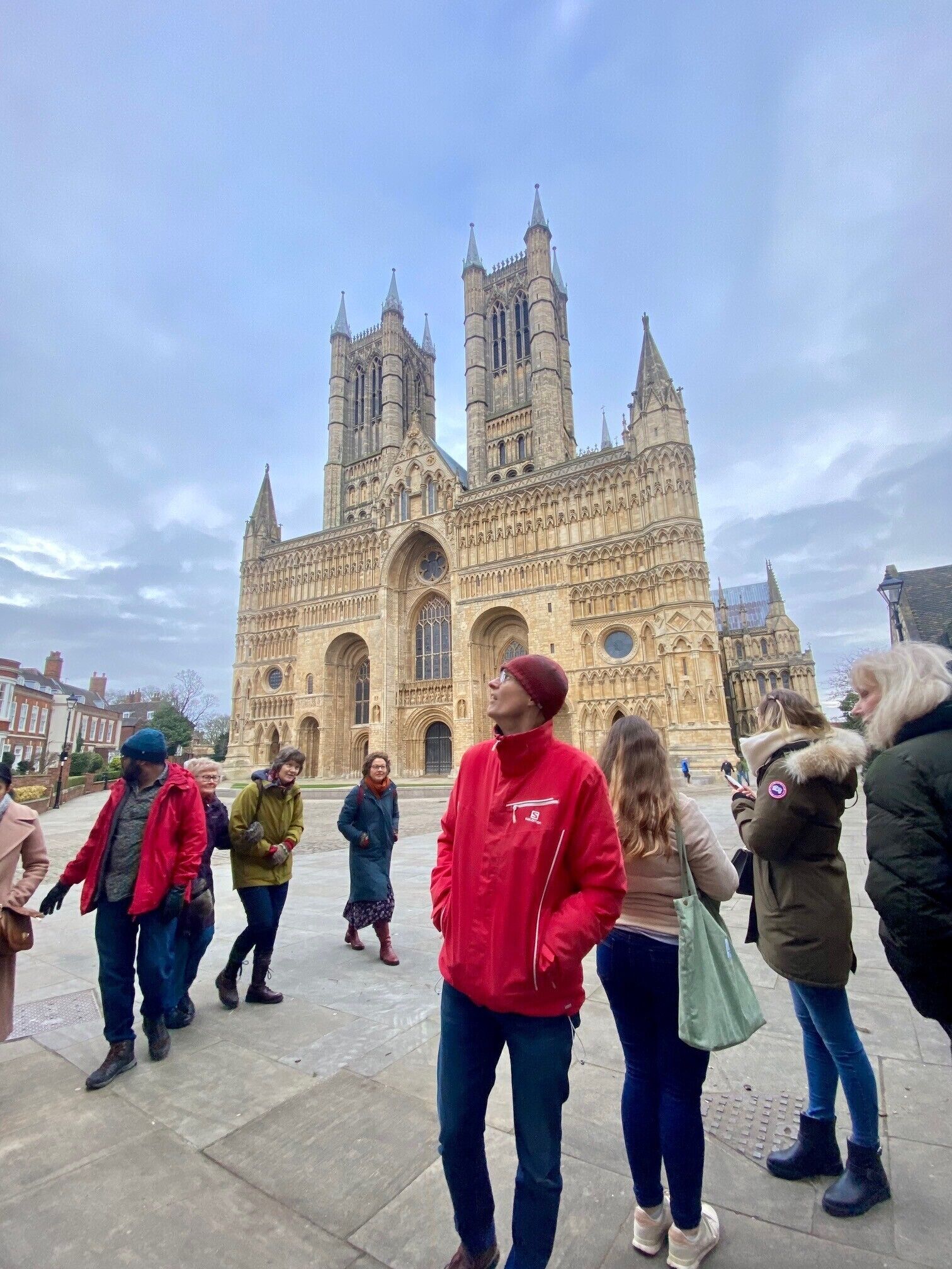 Una catedral histórica con arquitectura gótica, que presenta arcos apuntados y una alta torre con reloj.