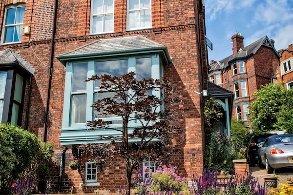 Vista frontal de la propiedad