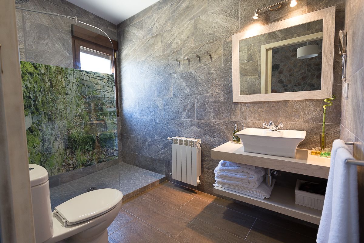 Standaard kamer, 1 queensize bed | Badkamer | Een douche, een haardroger, badjassen, handdoeken