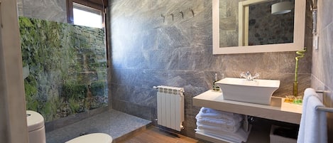 Standard Room, 1 Queen Bed | Bathroom