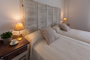 Habitación estándar con 2 camas individuales, 1 habitación | Escritorio, cortinas blackout y tabla de planchar con plancha 