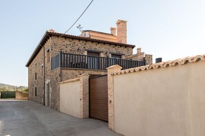 Vista frontal de la propiedad