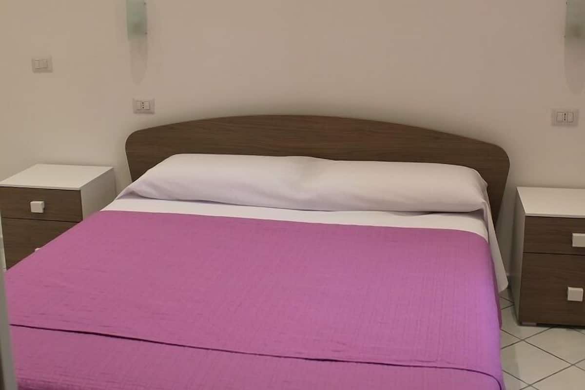 Double Room | Desk, soundproofing, free cribs/infant beds, free WiFi