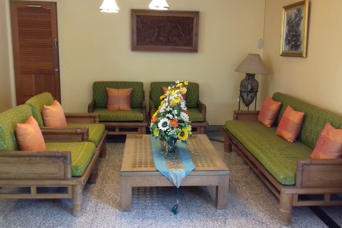 32-inch flat-screen tv with cable channels, tv