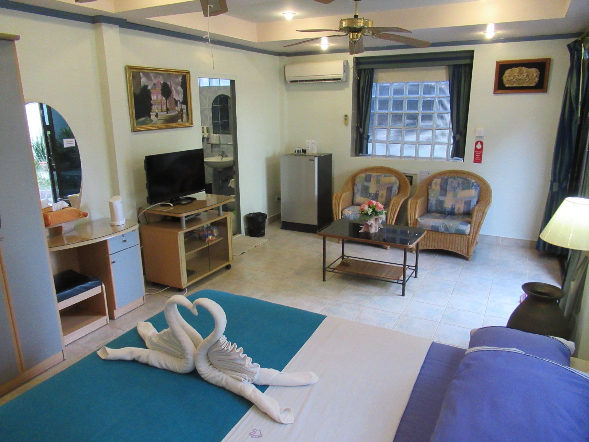 standard room | minibar, in-room safe, desk, free wifi