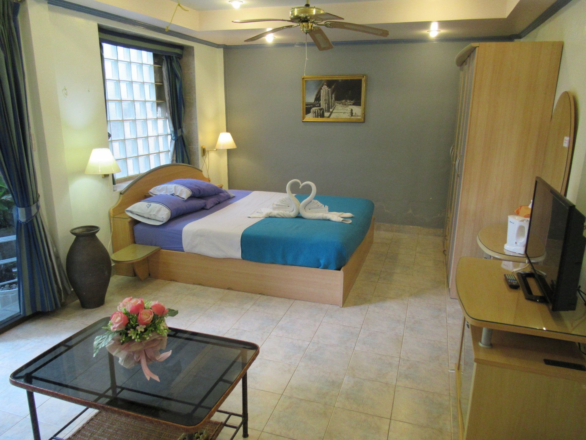 standard room | minibar, in-room safe, desk, free wifi