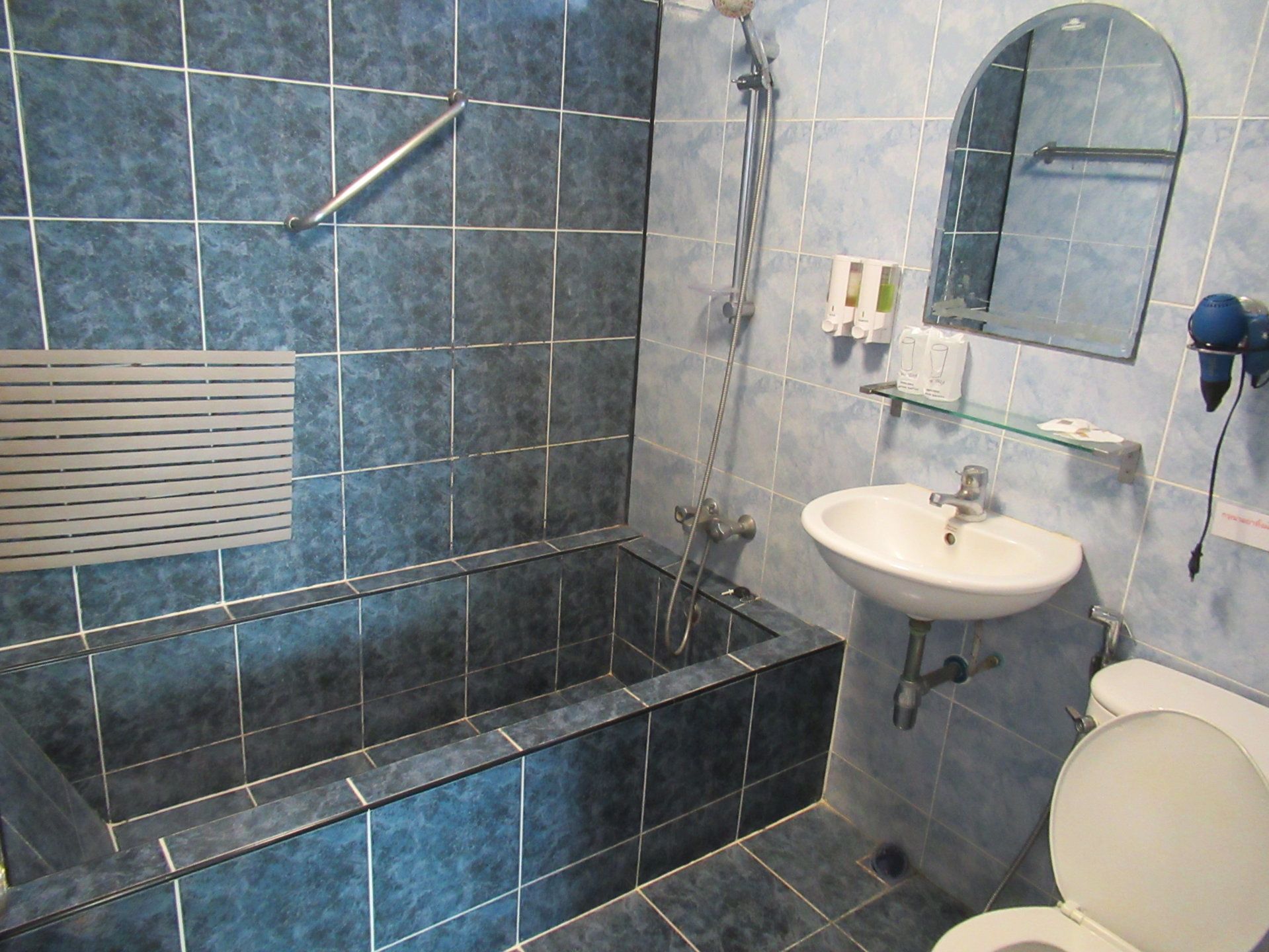 standard room | bathroom | free toiletries, hair dryer, towels