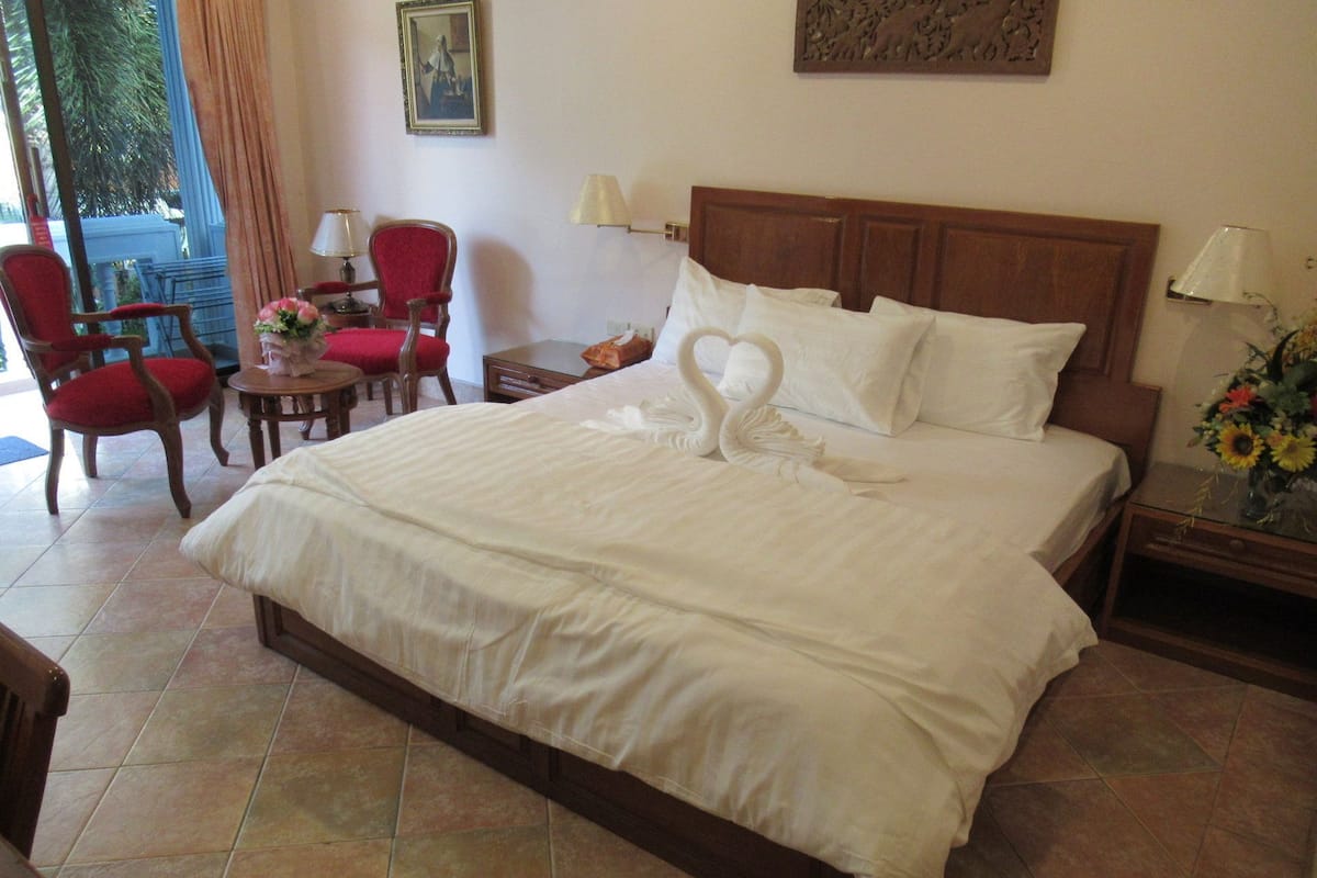 luxury room | minibar, in-room safe, desk, free wifi