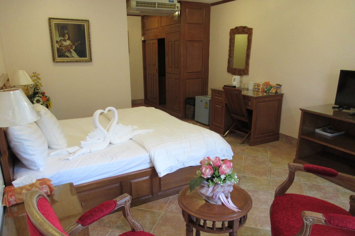 Luxury Room | Minibar, in-room safe, desk, WiFi (free)