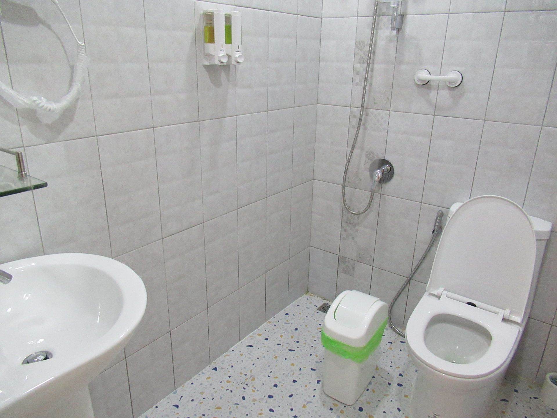 economy room | bathroom | free toiletries, hair dryer, towels