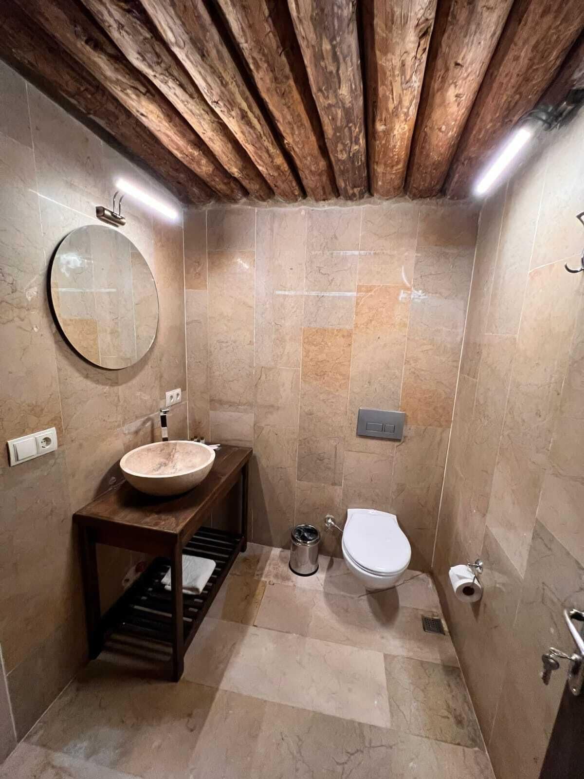 standard room | bathroom | free toiletries, hair dryer, slippers, towels