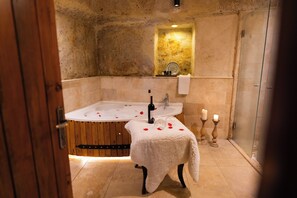 Deluxe Cave | Baño | Amenidades de baño gratuitas, secadora de cabello, pantuflas, toallas 
