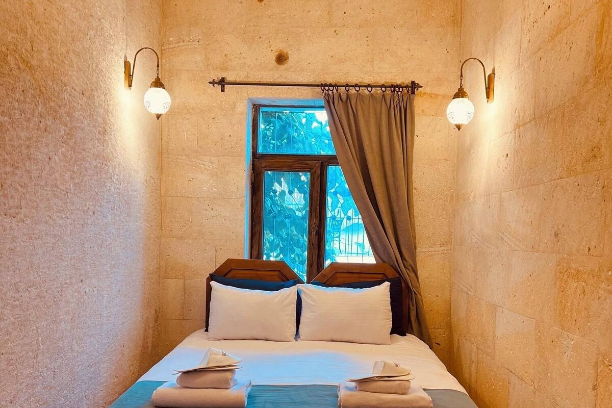 Economy Room | Minibar, individually decorated, individually furnished, soundproofing