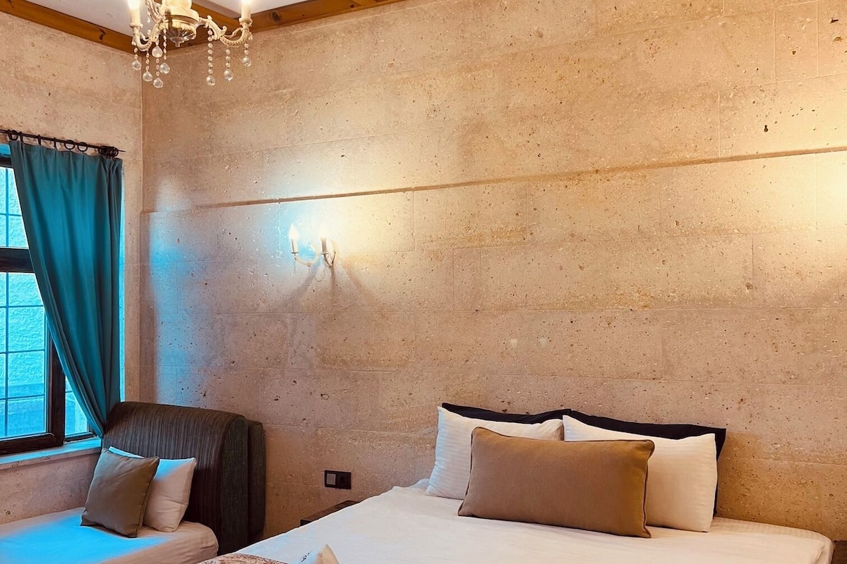 Deluxe Cave | Minibar, individually decorated, individually furnished, soundproofing