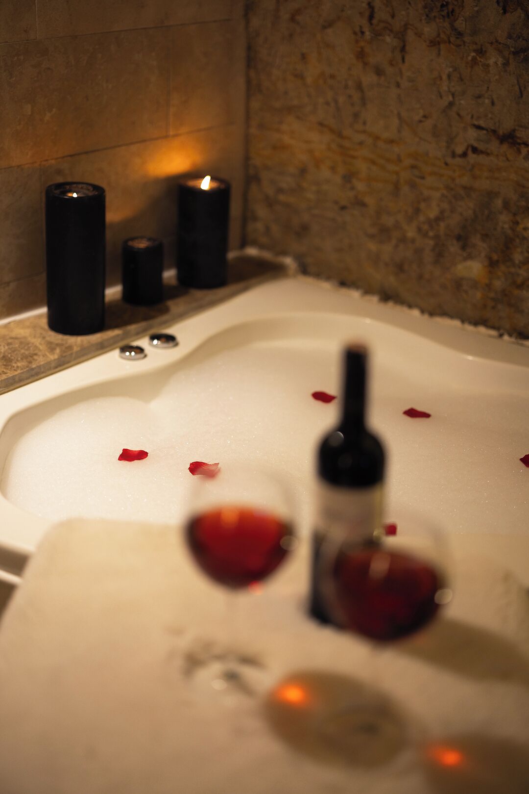 deluxe cave | bathroom | free toiletries, hair dryer, slippers, towels