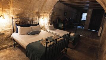 Standard Room | Minibar, individually decorated, individually furnished, soundproofing