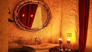 Suite Cave Room | Minibar, individually decorated, individually furnished, soundproofing
