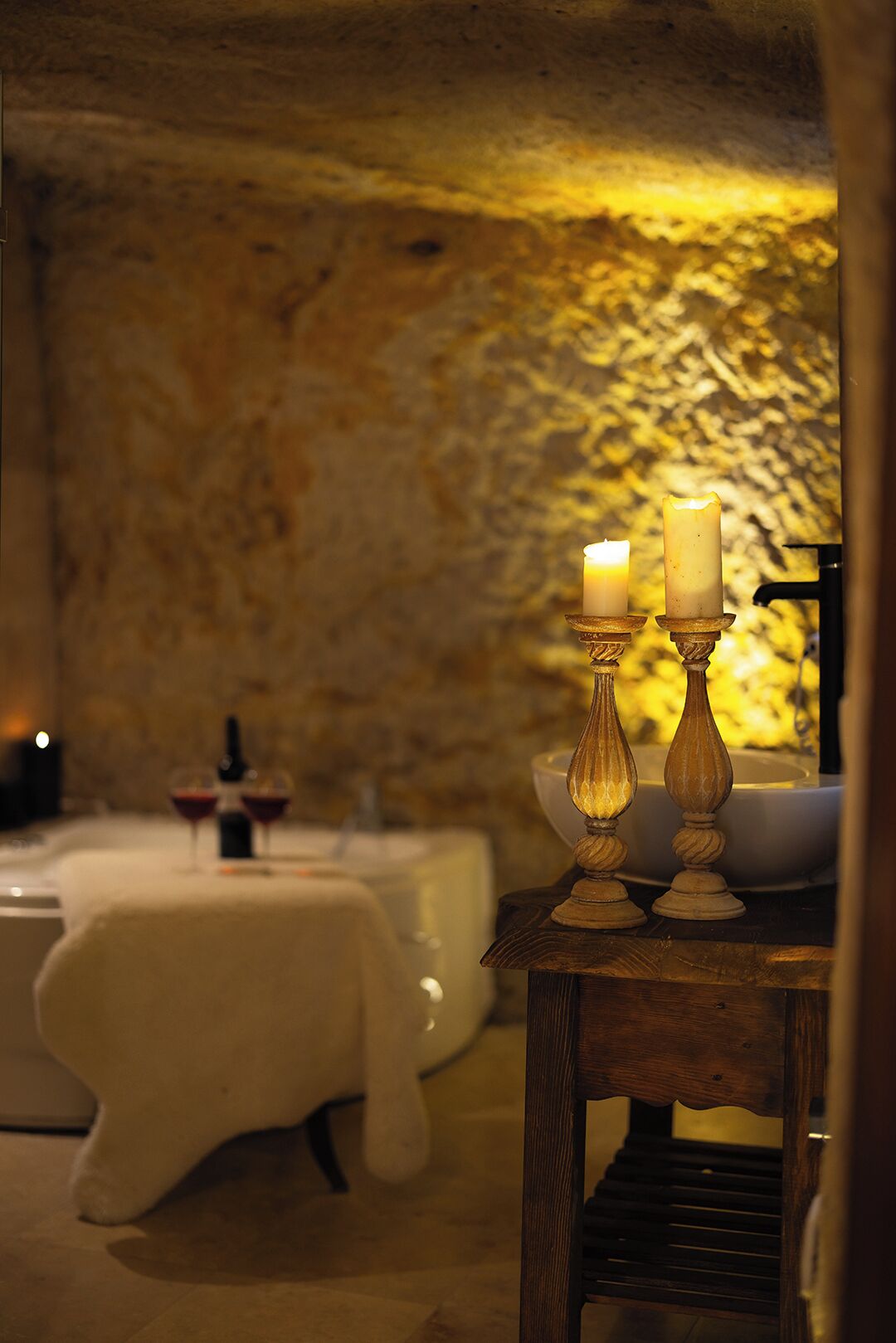 deluxe cave | bathroom | free toiletries, hair dryer, slippers, towels