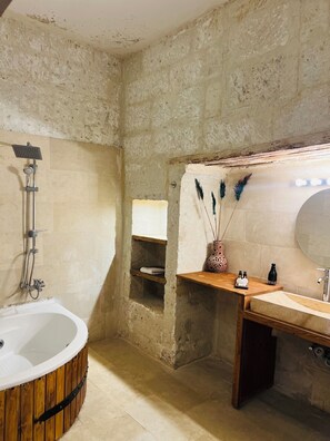 Deluxe Cave | Bathroom | Free toiletries, hair dryer, slippers, towels - Roca Cappadocia (Ürgüp)