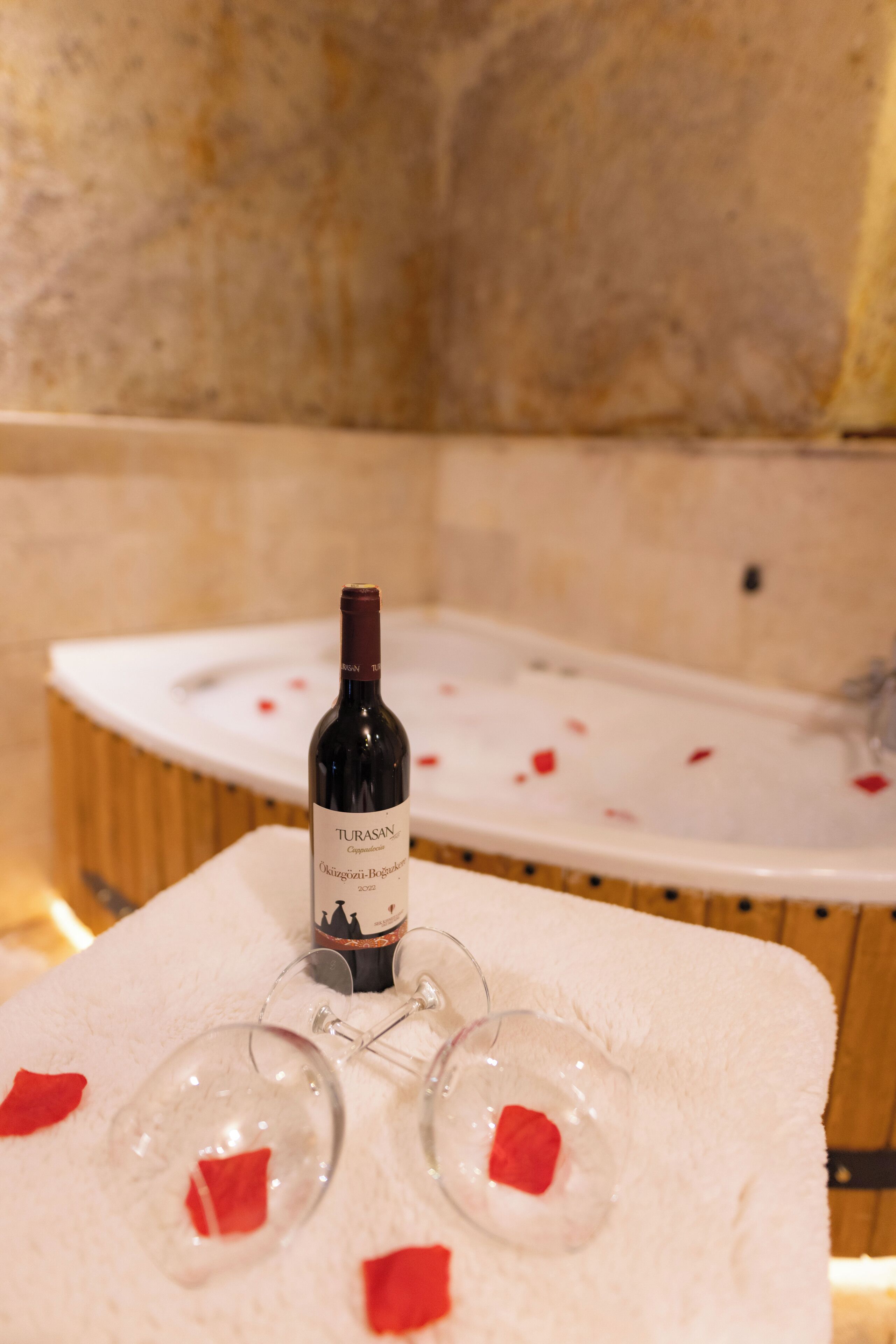 deluxe cave | bathroom | free toiletries, hair dryer, slippers, towels