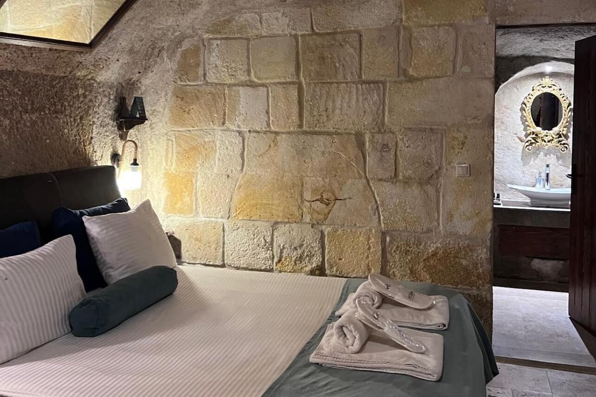 Deluxe Cave