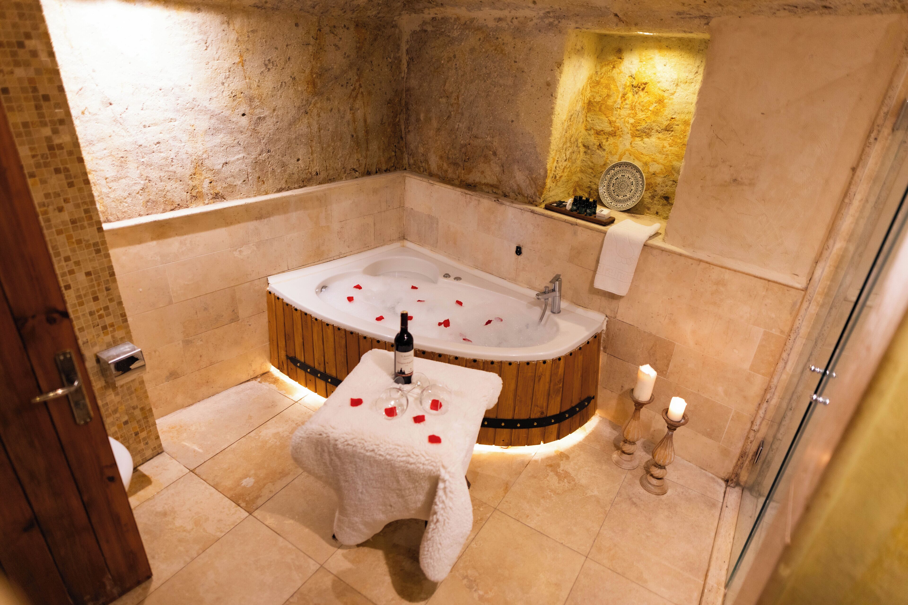 deluxe cave | bathroom | free toiletries, hair dryer, slippers, towels
