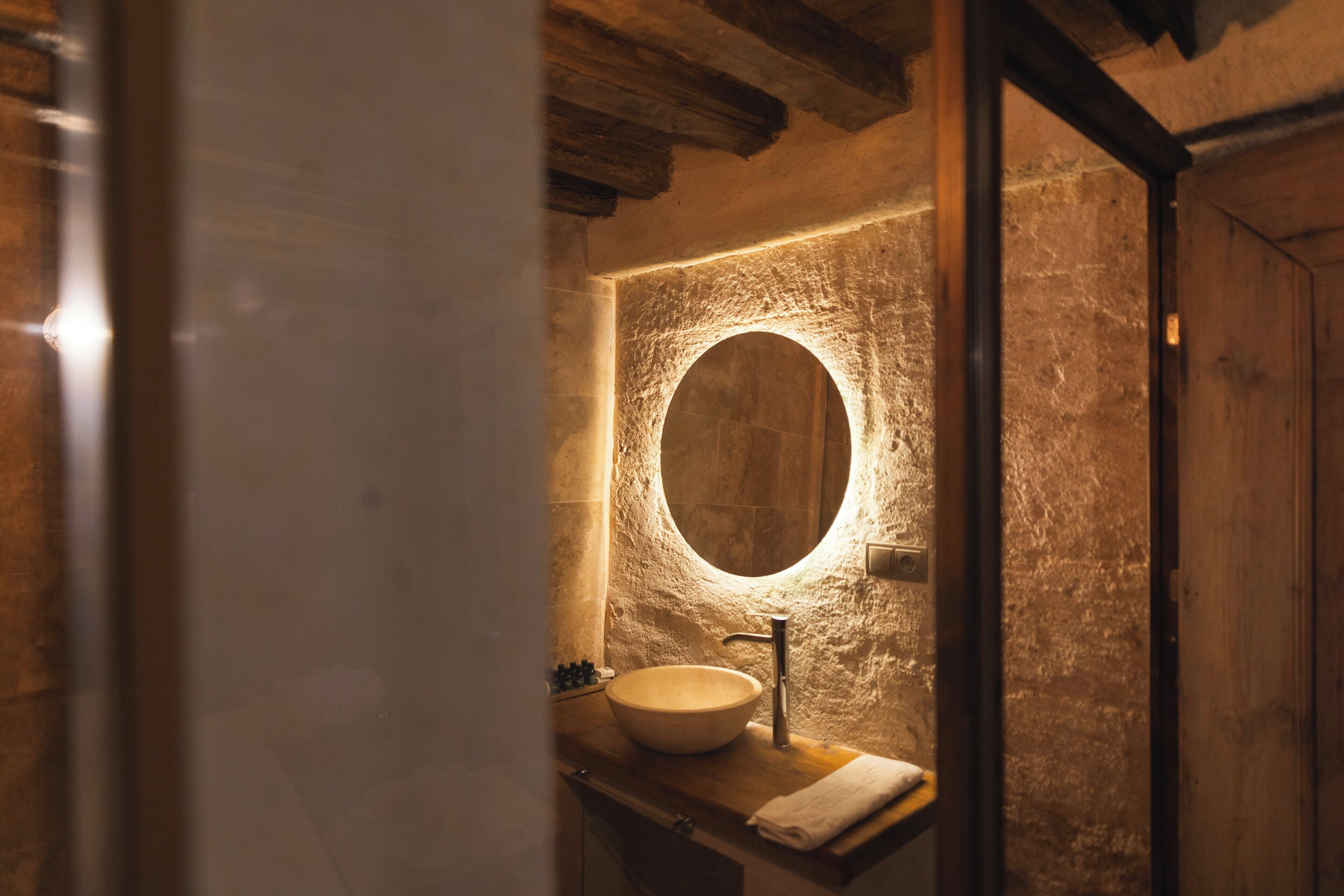 standard room | bathroom | free toiletries, hair dryer, slippers, towels