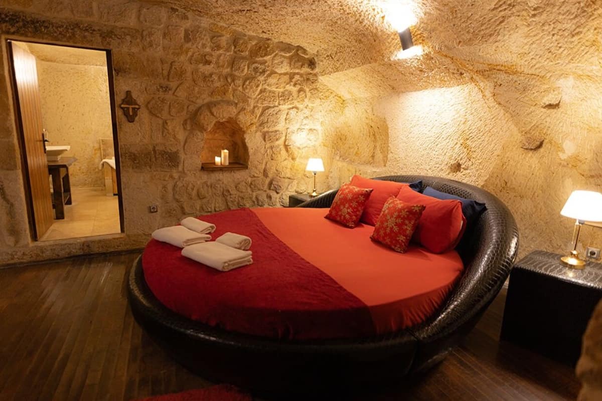 Suite Cave Room