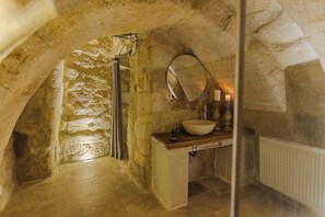 Standard Room | Bathroom | Free toiletries, hair dryer, slippers, towels - Roca Cappadocia (Ürgüp)