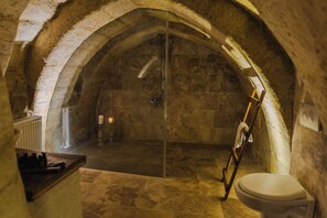 Standard Room | バスルーム | バスアメニティ (無料)、ヘアドライヤー、スリッパ、タオル