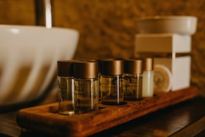 Suite Cave Room | Bathroom amenities | Free toiletries, hair dryer, slippers, towels