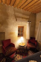 Standard Room | Minibar, individually decorated, individually furnished, soundproofing