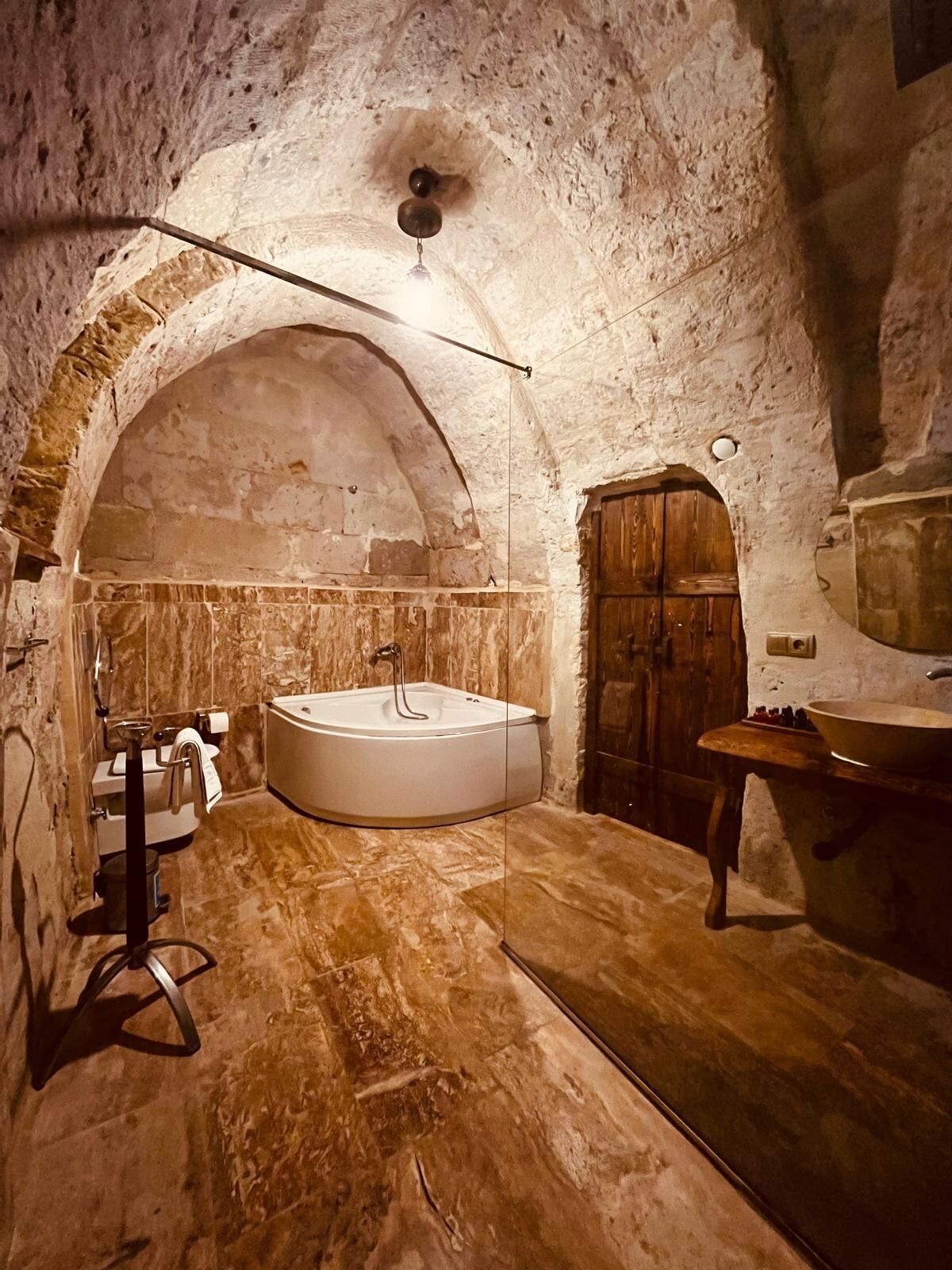 deluxe cave | bathroom | free toiletries, hair dryer, slippers, towels