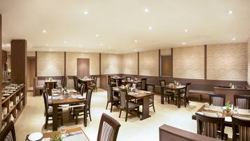 Aperto a colazione, pranzo e cena, cucina internazionale