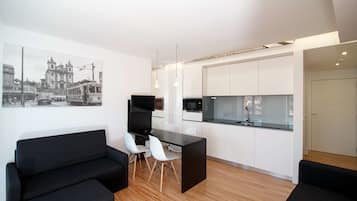 Studio Standard, plusieurs lits, vue ville, rez-de-chaussée | Coin cuisine privé | Réfrigérateur, micro-ondes, four, plaque de cuisson