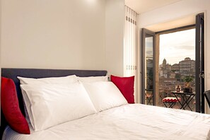 Estúdio grand, várias camas, sacada, vista para a cidade | Edredons de pluma, cofres nos quartos, individualmente decorados