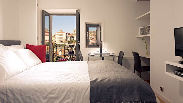 Down comforters, in-room safe, desk, laptop workspace - Old City Design Apartments (Porto)