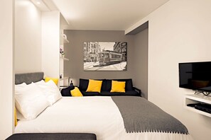 Romantic Studio, Multiple Beds, Terrace, City View (Tram) - Old City Design Apartments (Porto)