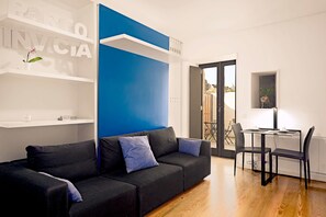 Studio – design, flere senger, terrasse, byutsikt (invicta) | Oppholdsområde | En 28-tommers Flatskjerm-TV med kabel-kanaler samt TV