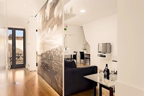 Estúdio design, várias camas, terraço, vista para a cidade (invicta) | Área de estar | TV de tela plana 28 polegadas com canais a cabo, TV