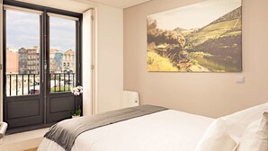 Down comforters, in-room safe, desk, laptop workspace - Old City Design Apartments (Porto)