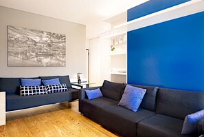 Studio – design, flere senger, terrasse, byutsikt (invicta) | Oppholdsområde | En 28-tommers Flatskjerm-TV med kabel-kanaler samt TV