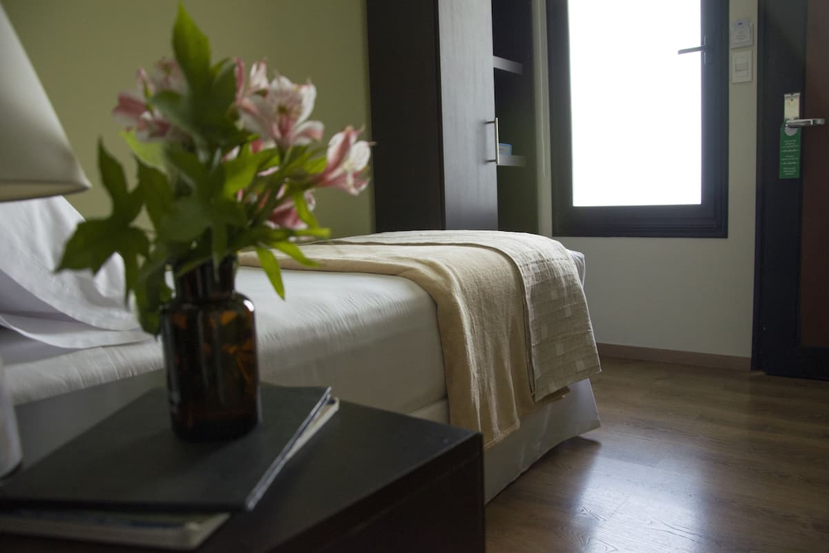 Single Room | In-room safe, soundproofing, cribs (free), WiFi (free)
