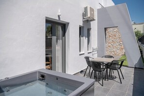 Outdoor dining - Nontas Hotel Apartaments (Chania)