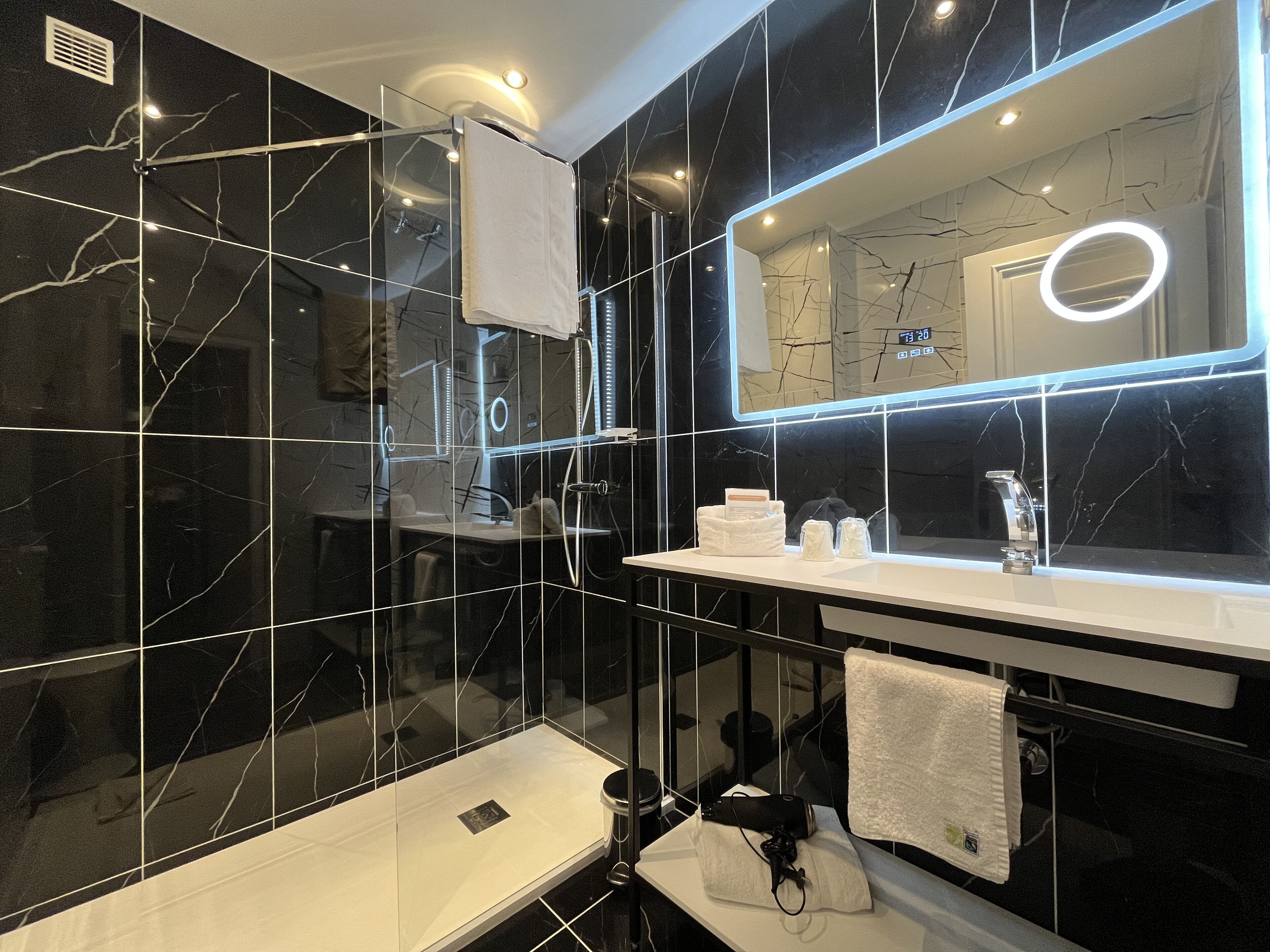 twin room | 1 bedroom, premium bedding, minibar, in-room safe