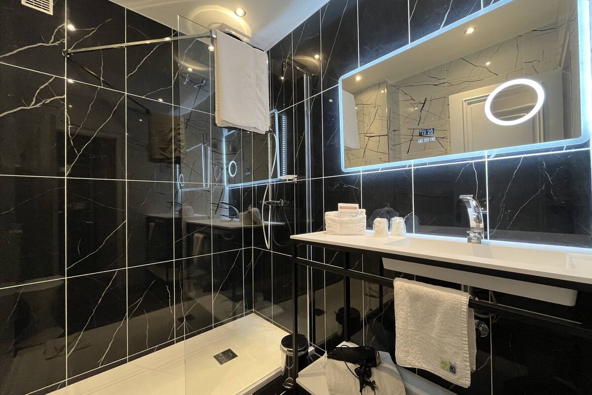 twin room | 1 bedroom, premium bedding, minibar, in-room safe