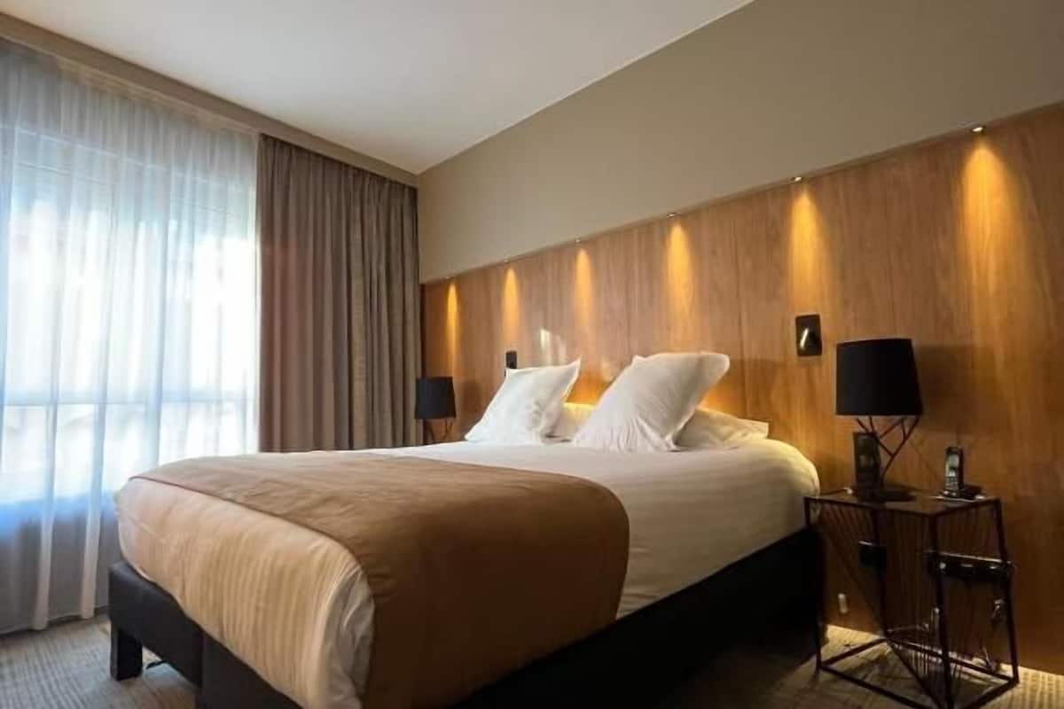 twin room | 1 bedroom, premium bedding, minibar, in-room safe