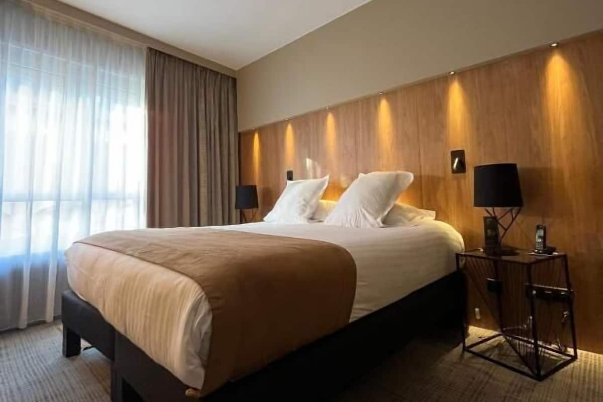 Camera con 2 letti singoli | Biancheria da letto di alta qualità, minibar, una cassaforte in camera